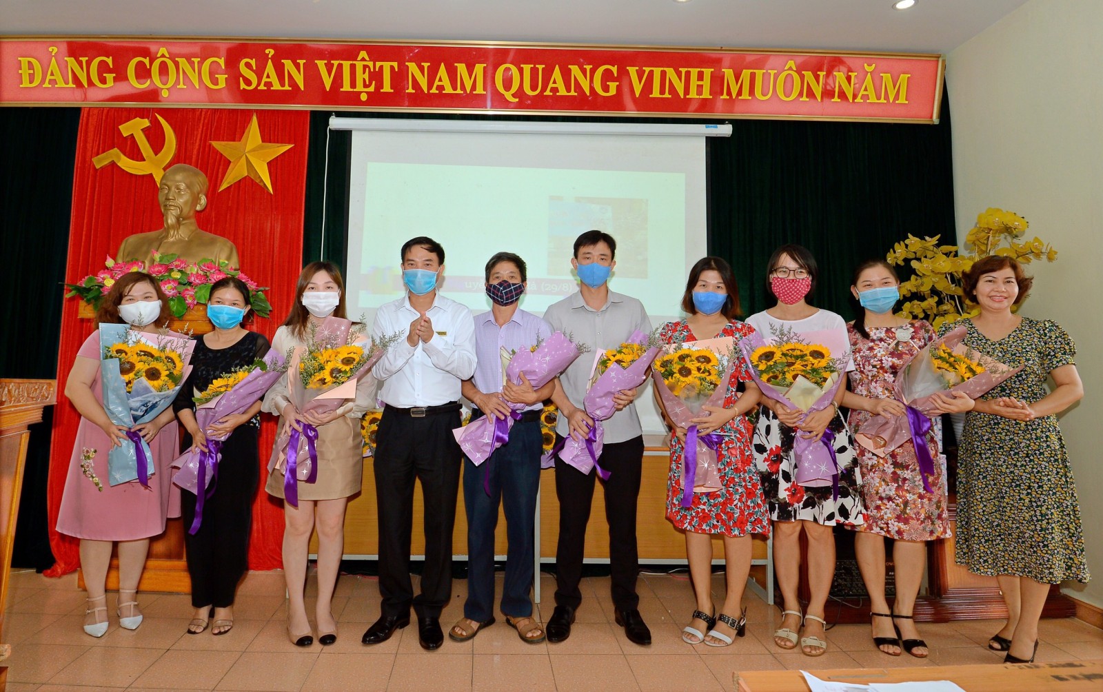 Nhà trường và Công đoàn tổ chức chúc mừng sinh nhật cho CBGVNLĐ có ngày sinh trong tháng 8, 9
